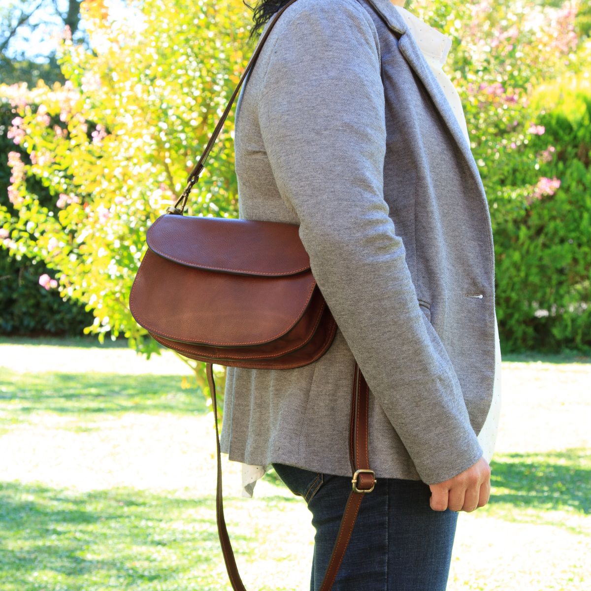 Two-sided shoulder bag in full-grain calfskin –Chestnut
