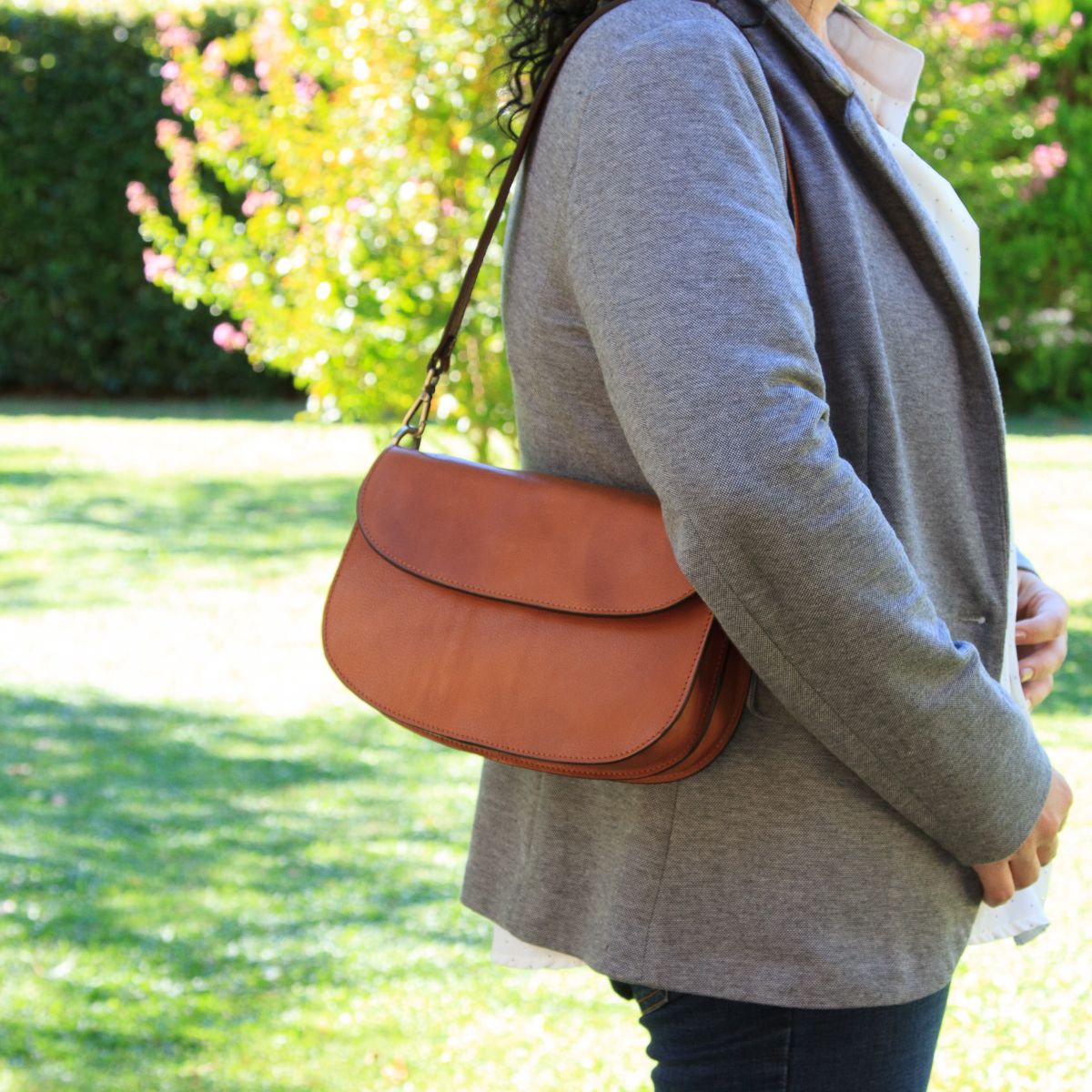 Two-sided shoulder bag in full-grain calfskin –Colonial
