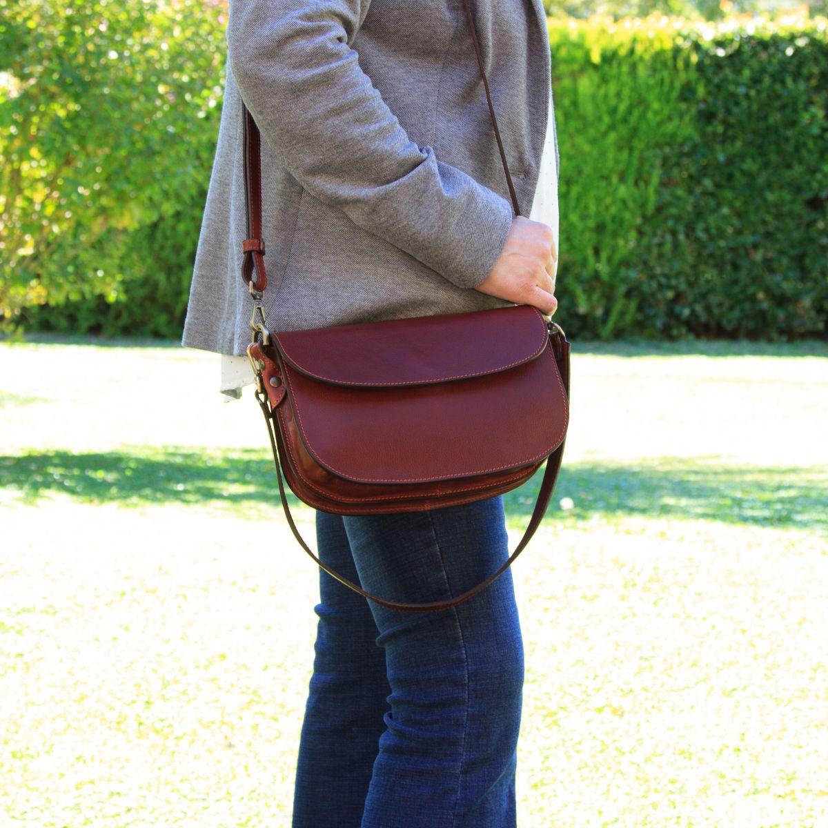Two-sided shoulder bag in full-grain calfskin –Mahogany
