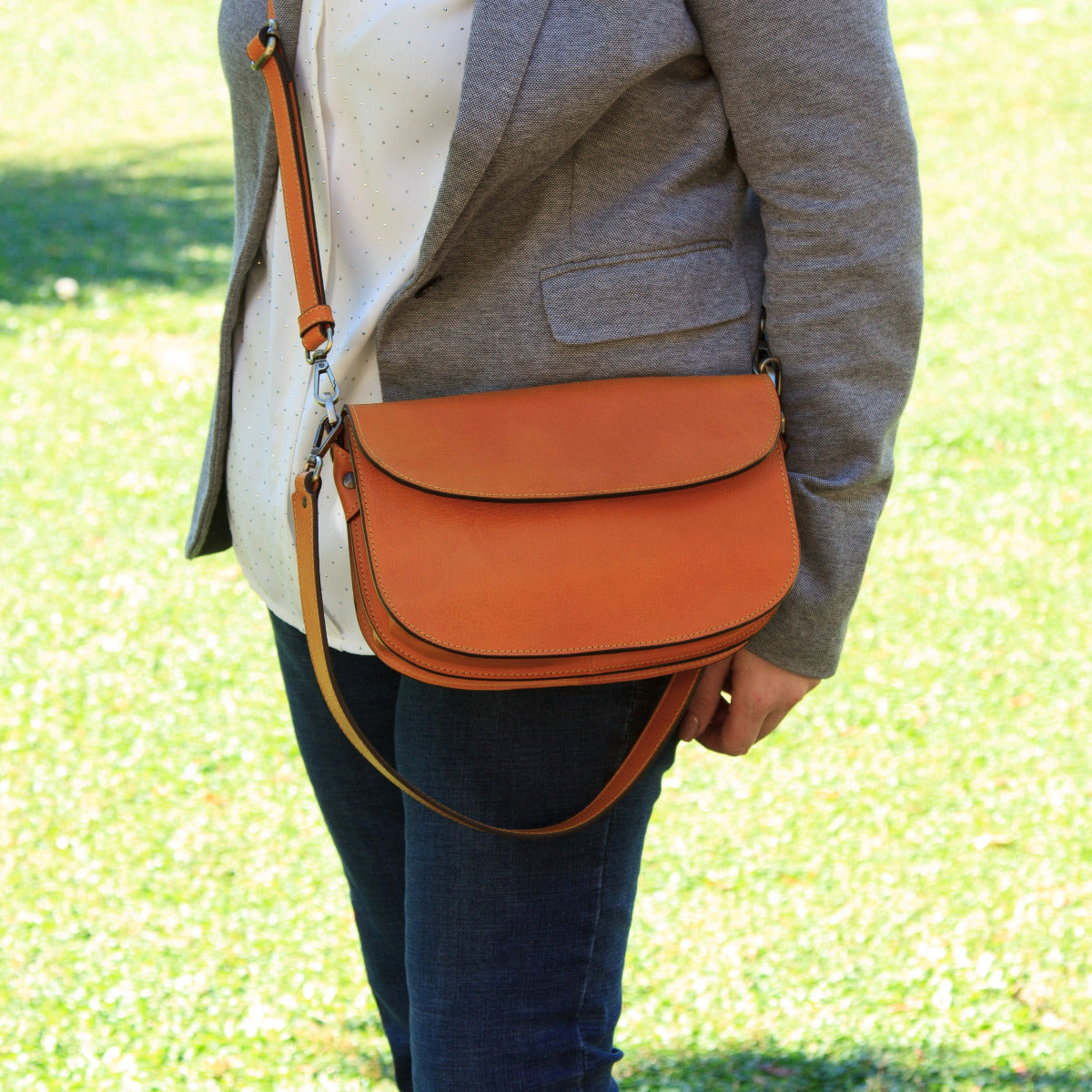 Two-sided shoulder bag in full-grain calfskin –Yellow Ochre