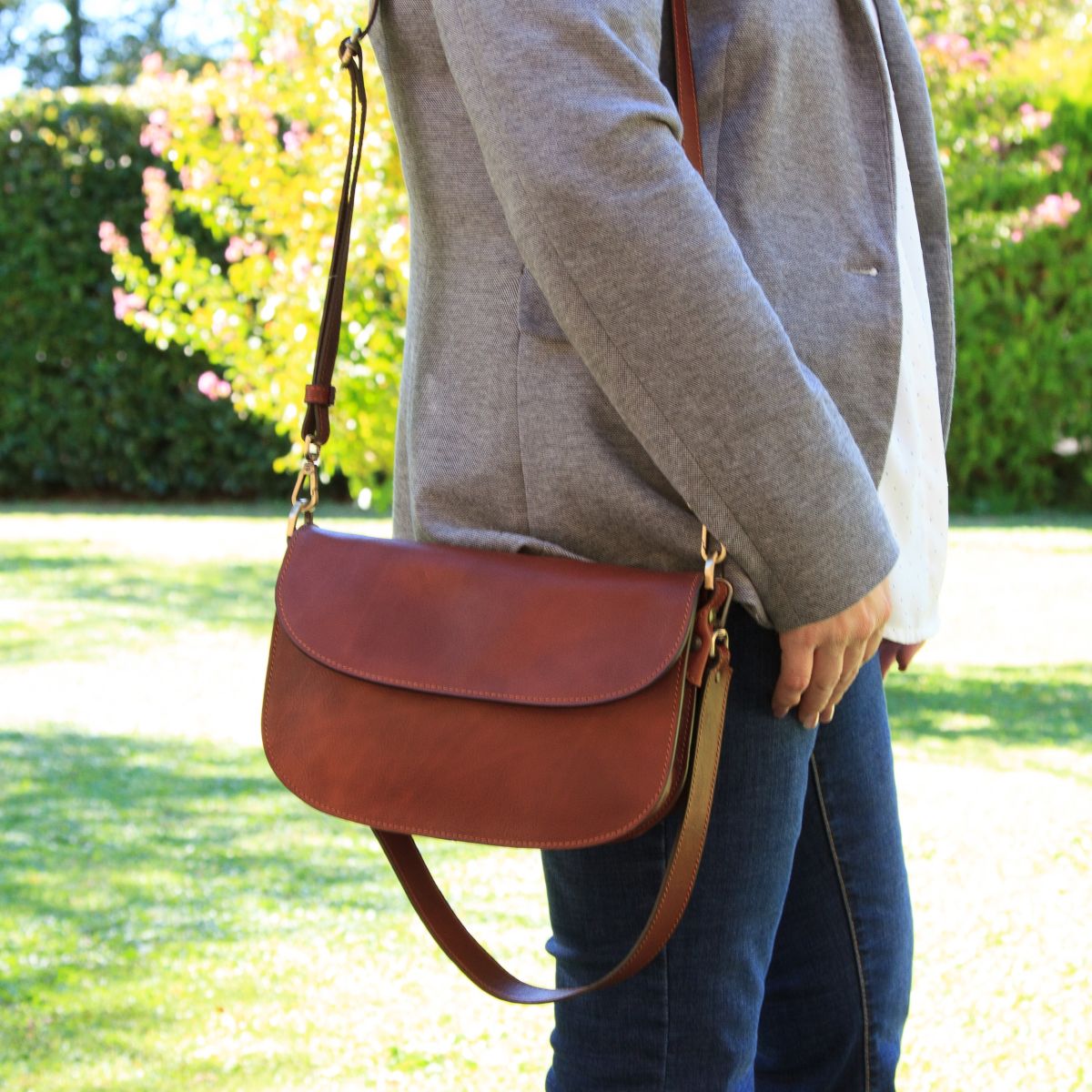 Two-sided shoulder bag in full-grain calfskin –Teak